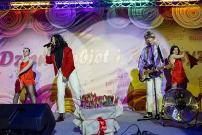 zdjęcie przedstawia ludzi na wydarzeniu pn. Dzień Kobiet i Mężczyzn