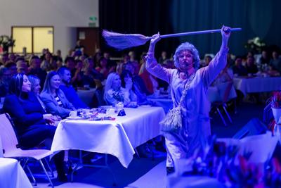 zdjęcie przedstawia ludzi na wydarzeniu pn. Dzień Kobiet i Mężczyzn