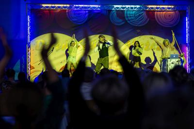 zdjęcie przedstawia ludzi na wydarzeniu pn. Dzień Kobiet i Mężczyzn