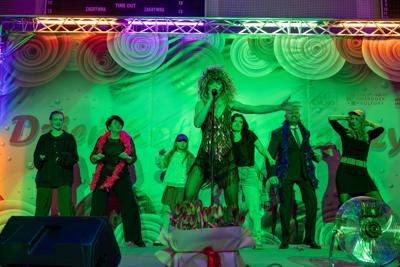 zdjęcie przedstawia ludzi na wydarzeniu pn. Dzień Kobiet i Mężczyzn