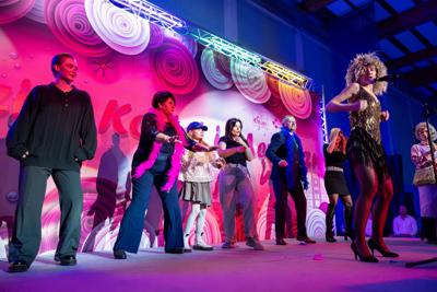 zdjęcie przedstawia ludzi na wydarzeniu pn. Dzień Kobiet i Mężczyzn