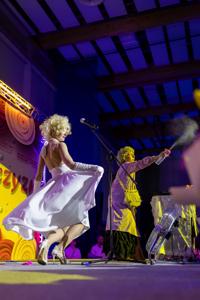 zdjęcie przedstawia ludzi na wydarzeniu pn. Dzień Kobiet i Mężczyzn