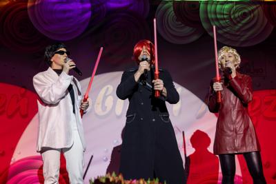 zdjęcie przedstawia ludzi na wydarzeniu pn. Dzień Kobiet i Mężczyzn