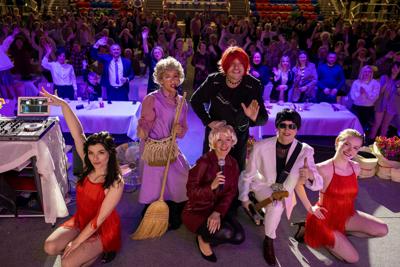 zdjęcie przedstawia ludzi na wydarzeniu pn. Dzień Kobiet i Mężczyzn