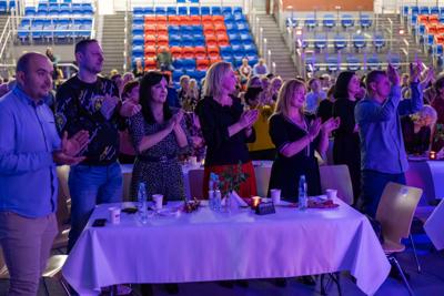 zdjęcie przedstawia ludzi na wydarzeniu pn. Dzień Kobiet i Mężczyzn