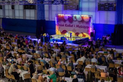 zdjęcie przedstawia ludzi na wydarzeniu pn. Dzień Kobiet i Mężczyzn