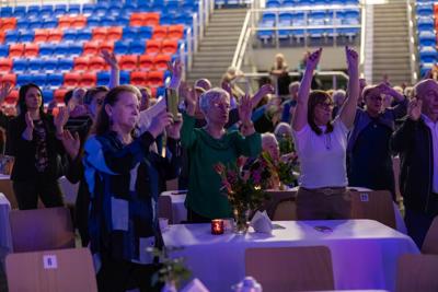 zdjęcie przedstawia ludzi na wydarzeniu pn. Dzień Kobiet i Mężczyzn