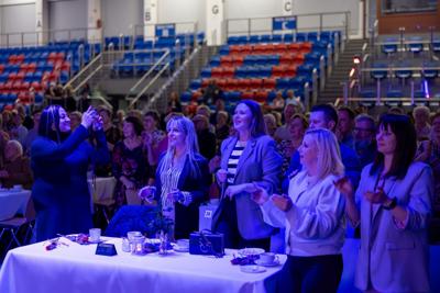 zdjęcie przedstawia ludzi na wydarzeniu pn. Dzień Kobiet i Mężczyzn
