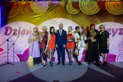 zdjęcie przedstawia ludzi na wydarzeniu pn. Dzień Kobiet i Mężczyzn