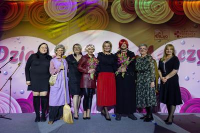 zdjęcie przedstawia ludzi na wydarzeniu pn. Dzień Kobiet i Mężczyzn