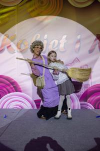 zdjęcie przedstawia ludzi na wydarzeniu pn. Dzień Kobiet i Mężczyzn