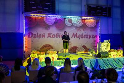 zdjęcie przedstawia ludzi na wydarzeniu pn. Dzień Kobiet i Mężczyzn