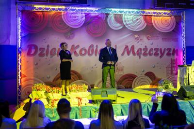 zdjęcie przedstawia ludzi na wydarzeniu pn. Dzień Kobiet i Mężczyzn