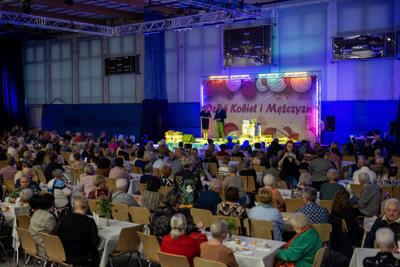 zdjęcie przedstawia ludzi na wydarzeniu pn. Dzień Kobiet i Mężczyzn