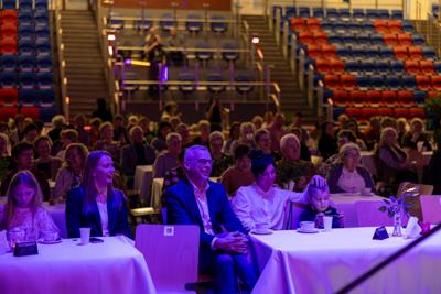 zdjęcie przedstawia ludzi na wydarzeniu pn. Dzień Kobiet i Mężczyzn