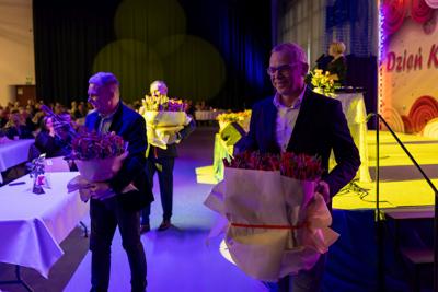 zdjęcie przedstawia ludzi na wydarzeniu pn. Dzień Kobiet i Mężczyzn