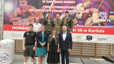 Zdjęcie przedstawia gości oraz uczestników Turnieju Nadziei Olimpijskich Krajów Wyszehradzkich w zapasach kobiet i mężczyzn