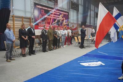 Zdjęcie przedstawia gości oraz uczestników Turnieju Nadziei Olimpijskich Krajów Wyszehradzkich w zapasach kobiet i mężczyzn