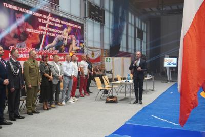 Zdjęcie przedstawia gości oraz uczestników Turnieju Nadziei Olimpijskich Krajów Wyszehradzkich w zapasach kobiet i mężczyzn