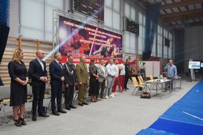 Zdjęcie przedstawia gości oraz uczestników Turnieju Nadziei Olimpijskich Krajów Wyszehradzkich w zapasach kobiet i mężczyzn