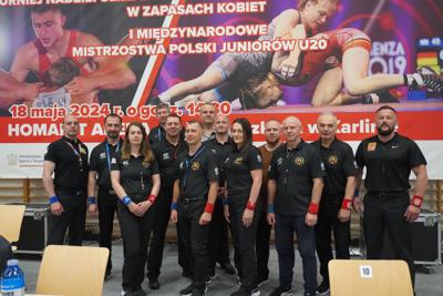 Zdjęcie przedstawia gości oraz uczestników Turnieju Nadziei Olimpijskich Krajów Wyszehradzkich w zapasach kobiet i mężczyzn