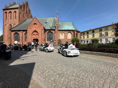 Zdjęcie przedstawia uczestników Motomajówki