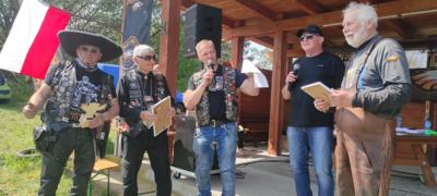 Zdjęcie przedstawia uczestników Motomajówki