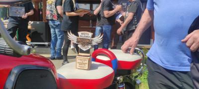 Zdjęcie przedstawia uczestników Motomajówki
