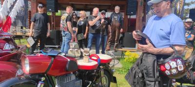 Zdjęcie przedstawia uczestników Motomajówki
