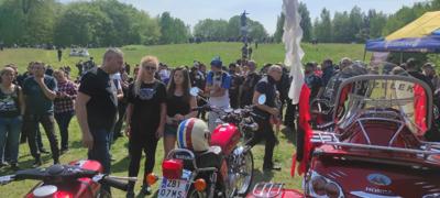 Zdjęcie przedstawia uczestników Motomajówki