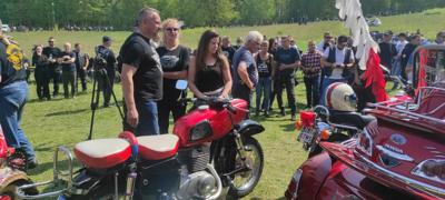Zdjęcie przedstawia uczestników Motomajówki