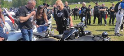 Zdjęcie przedstawia uczestników Motomajówki