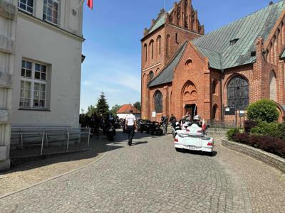Zdjęcie przedstawia uczestników Motomajówki