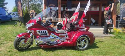 Zdjęcie przedstawia uczestników Motomajówki