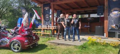 Zdjęcie przedstawia uczestników Motomajówki