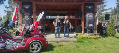 Zdjęcie przedstawia uczestników Motomajówki