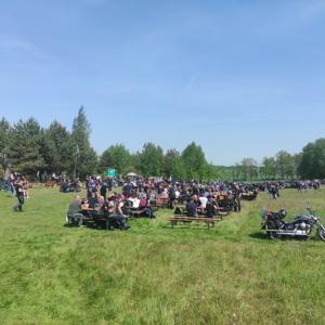 Zdjęcie przedstawia uczestników Motomajówki