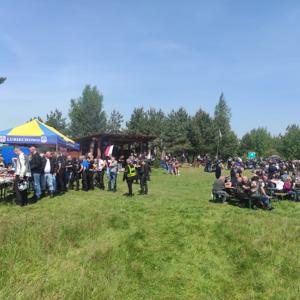 Zdjęcie przedstawia uczestników Motomajówki