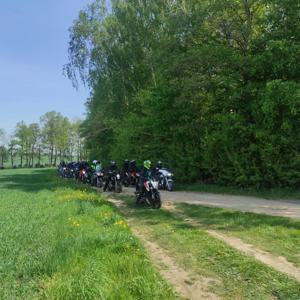 Zdjęcie przedstawia uczestników Motomajówki