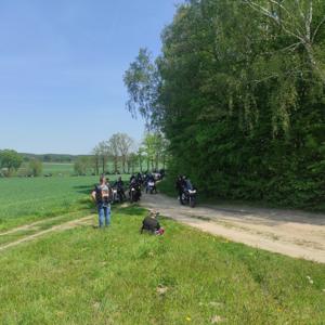 Zdjęcie przedstawia uczestników Motomajówki