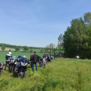 Zdjęcie przedstawia uczestników Motomajówki