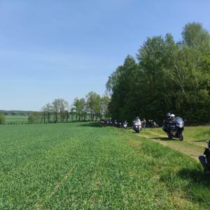 Zdjęcie przedstawia uczestników Motomajówki