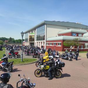 Zdjęcie przedstawia uczestników Motomajówki
