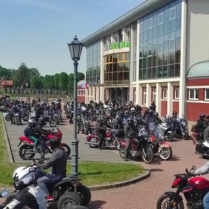 Zdjęcie przedstawia uczestników Motomajówki