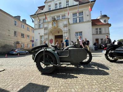 Zdjęcie przedstawia uczestników Motomajówki
