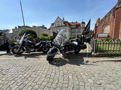 Zdjęcie przedstawia uczestników Motomajówki