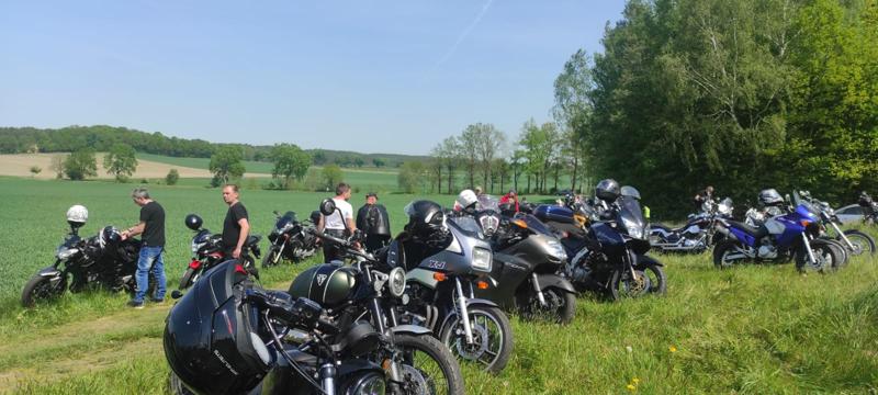 Zdjęcie przedstawia uczestników Motomajówki