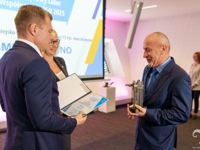 zdjęcie z przekazania nagrody