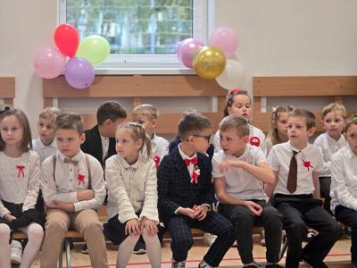 Jubileuszowy apel z okazji 80-lecia Szkoły Podstawowej w Karlinie