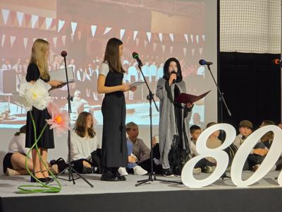 Jubileuszowy apel z okazji 80-lecia Szkoły Podstawowej w Karlinie